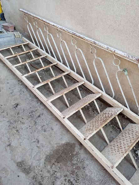 #للبيع درج 3مترات و10 @ والعرض 70 حديد ثقيل  مكاني  بغداد الغزاليه  ويوجد توصيل    ***********
***********
***********
