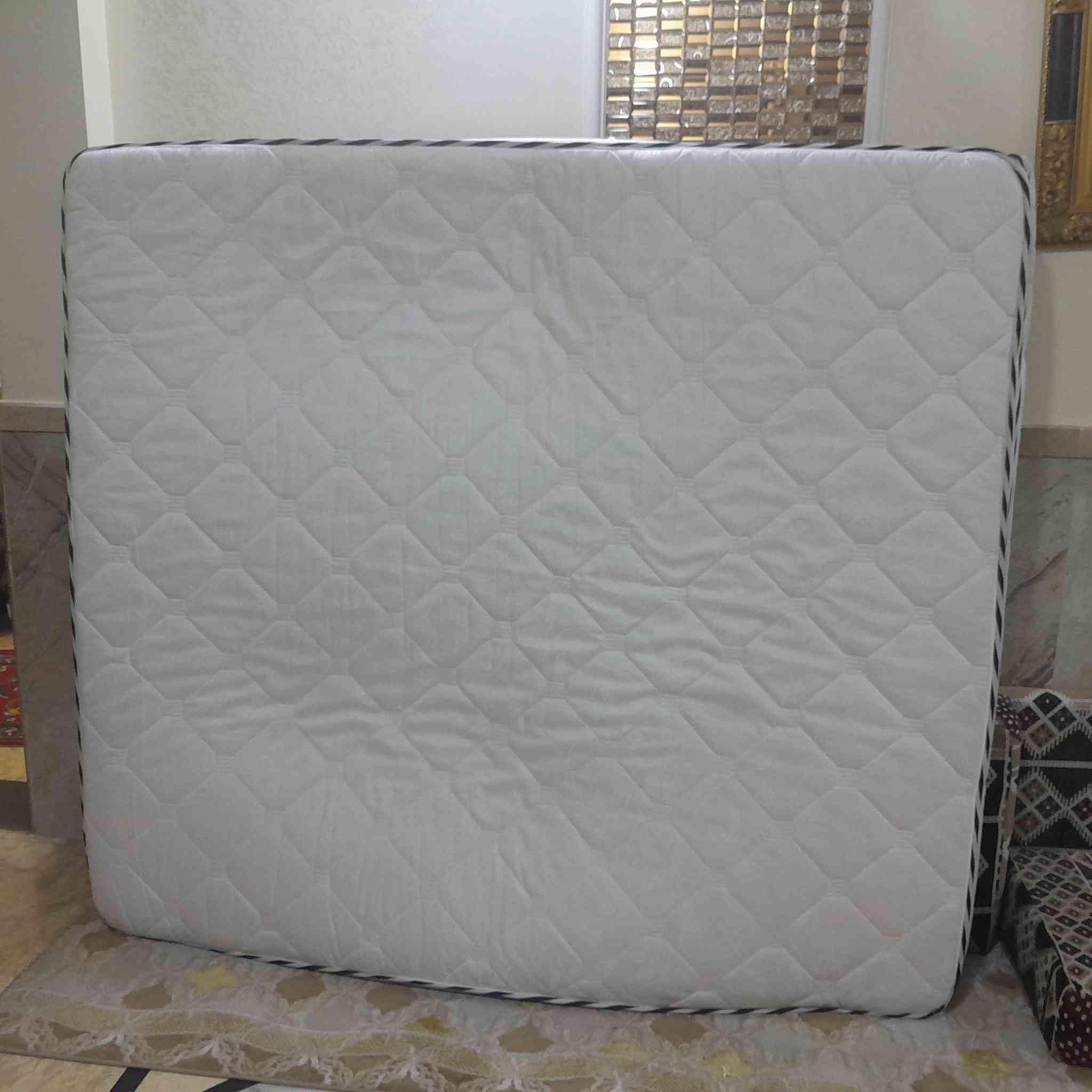 دوشك طبقتين اسفنج طبي جديد ما مستعمل للبيع
السعر 100 وبي مجال 
مكاني بغداد الجديده 
***********
