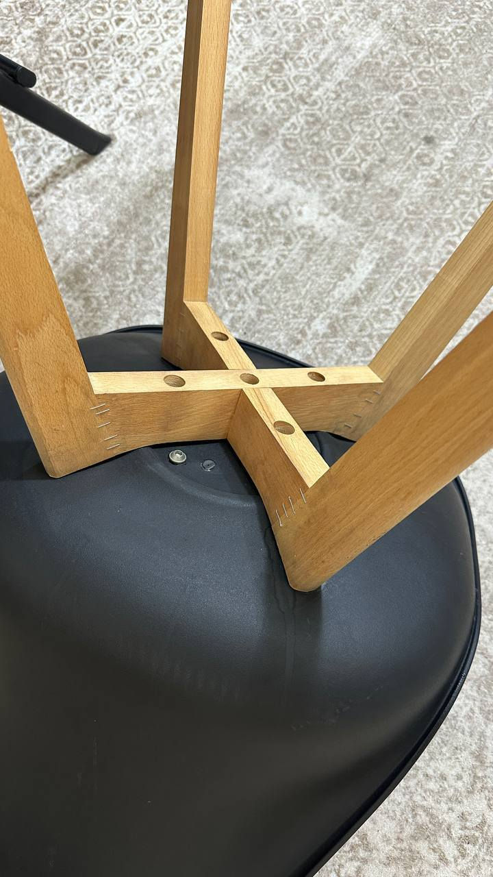 للبيع كراسي استراحه اثنين اخذتهم ب 150 واريدهم ب 75 القطعتين وحده بيها ضرر بسيط موضح بالصورة للامانه الكعده مالتهم كلش مريحه 
وعندي ميز طعام مع كراسي اثنين هم موضحه تفاصيلهم بالصور امانه اخذتهم ب 115  ابيعهم ب 75 
الكراسي من جوة اني مصلحهم بكلبس وغرة 
مكاني بغداد الزعفرانيه 
التواصل عالخاص او عالرقم ***********
متوفر واتساب
