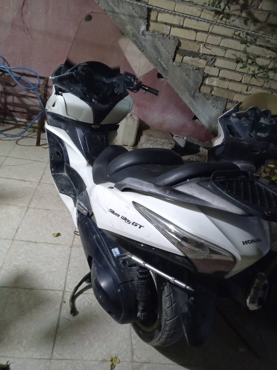 سلام عليكم شبابنه طيبين سلفر ونج جيتي 400 دراجه مكينه كفاله برغي ممفتوح بيها وناعمه خرسه بس كفرات بيها شخوط يرادلها صبغ ترجع شركه يرادلها ترتيب اريدها بسعر مناسب مليون 250 مكاني بغداد شعب رقم ***********
