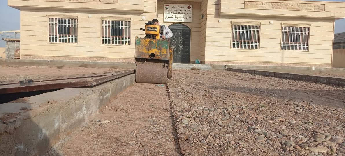 السلام عليكم يوجد حادلة وزن طن  ونص الضغط سبعه طن  لحدل البيوت والثيلات والحواش مع  كادر عمل كامل تعديل وتصفير  وفرش حجر(حدل بلا  لاش كبل سيراميك) للاتصال *********** او ***********. والأسعار مناسبة أن شاء الله

