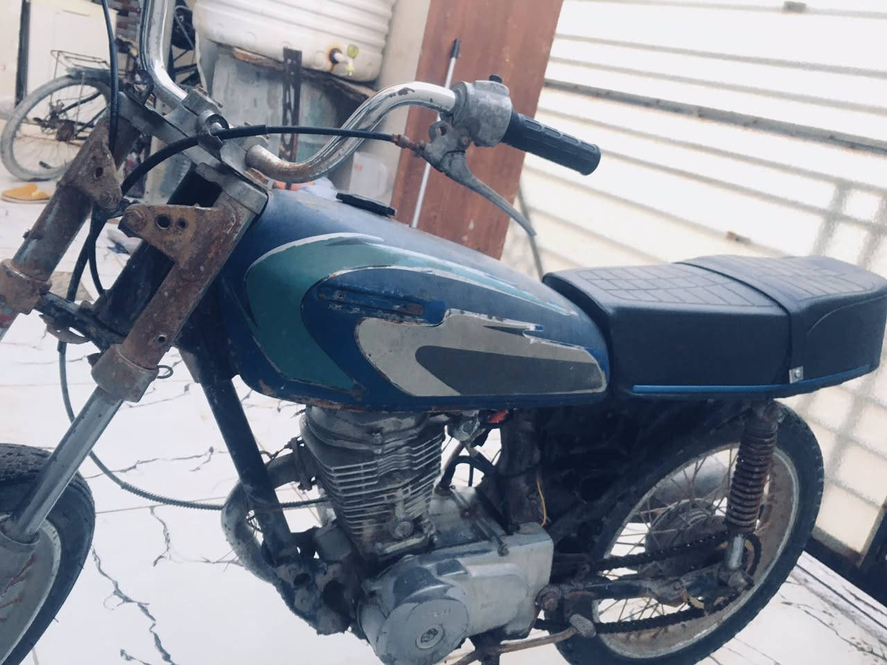 السلام عليكم.
- دراجة ايراني للبيع ادوات ادوات،. الدراجة بيها كم 

- ملاحضة. ( زنجيل راخي - دواسة النمر راخية - برغي من براغي الكابريتة مقطوع ) فقط.  

- الدراجة شغالة وتمشي كلشي ما بيها.

- رايدها ب( 200 ). وبيها مجال قليل للشراي

- مكاني الجزيرة / شط العرب / *********** / للتواصل
