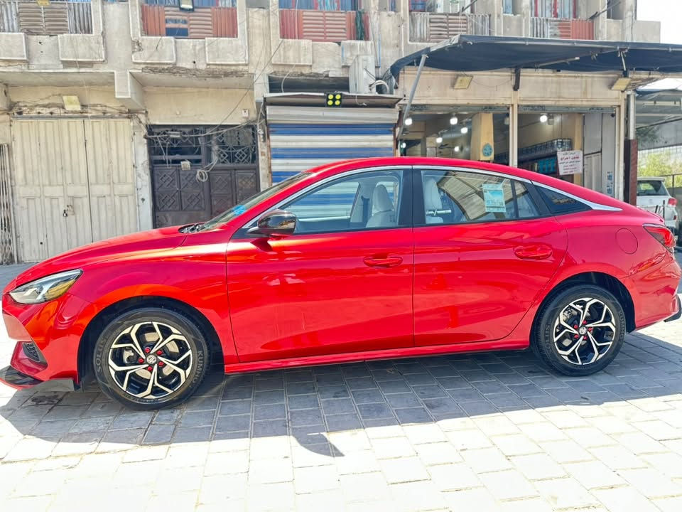 Mg gt 2023 تنفس طبيعي الخليجي 
ماشية ٣٨ الف كيلو 
سعرهة ١١٥ ورقة 
رقم بغداد الجديد 
السيارة نظيفة جداً وع مشاوير الدوام 
ضايفيلهة قطع لحية ودفيوزر خلفي وسكوبات وباتمان مري 
ومبدلين تخم تايرات جديد 
وادامة كامله من تبديل الدهن والفلاتر منا لل ٤٢ الف يلا تتبدل دهنهة وبيهة (تضليل قطع قماش لكامل السيارة تضليل ١٠٠٪؜)
 
    مواصفاتهة 
* المحرك 4 سلندر ال ١٥٠٠ عادي بدون تيربو 
* القوة: 120 حصان
* العزم: 150 نيوتن.متر
* ناقل الحركة: CVT أوتوماتيك
* نظام الدفع: أمامي (FWD)
* التسارع 0-100 كم/س: حوالي 10.5 ثانية
* خزان الوقود: 50 لتر
* استهلاك الوقود: حوالي 5.7 لتر/100 كم (يعادل نحو 17.5 كم/لتر). 
*Auto hold ❇️
بصمات ثنين 

المواصفات الخارجية 

* جنوط ألمنيوم 16 إنش
* مصابيح LED نهارية
* مصابيح خلفية LED
* مرايا كهربائية
* دخول ذكي (Keyless Entry). 

الداخلية

* مقاعد قماش
* شاشة معلومات وترفيه 10 إنش
* شاشة عدادات تقليدية مع شاشة معلومات صغيرة
* مكيف هواء
* عجلة قيادة متعددة الوظائف
* زر تشغيل المحرك (Push Start)
* مثبت سرعة (Cruise Control). 

السلامة

* وسادتان هوائيتان
* ABS
* EBD
* ESP (نظام الثبات الإلكتروني)
* كاميرا خلفية
* حساسات خلفية
* مراقبة ضغط الإطارات (TPMS)
* نظام المساعدة عند صعود المرتفعات (Hill Start Assist). 

التواصل على واتساب ارسال رسالة 
***********
