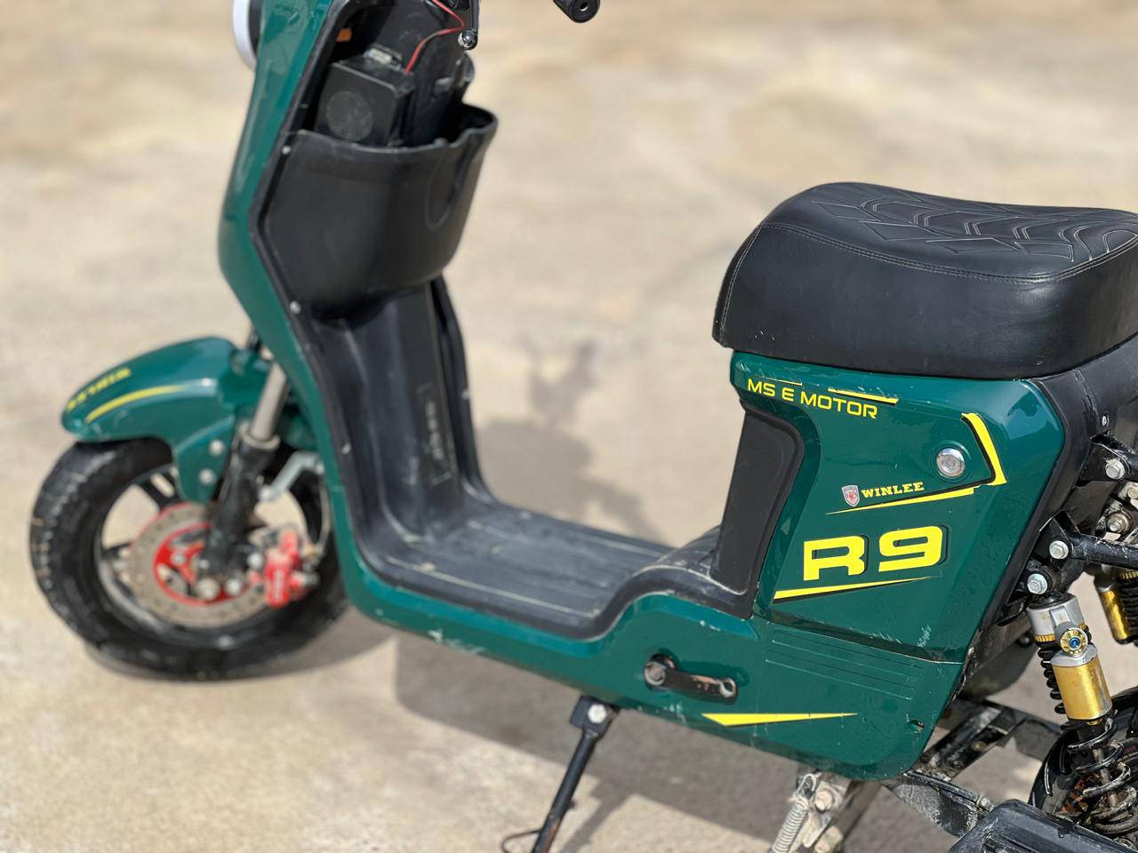 السلام عليكم موطور شحن R9 ونضيف نضام R ونضام تشغيل عن بعد بطاريته مال شركه ومستخدم شي قليل  أغراضه  كامله موجودات سعر 375وبي مجال الاتصال: ***********
