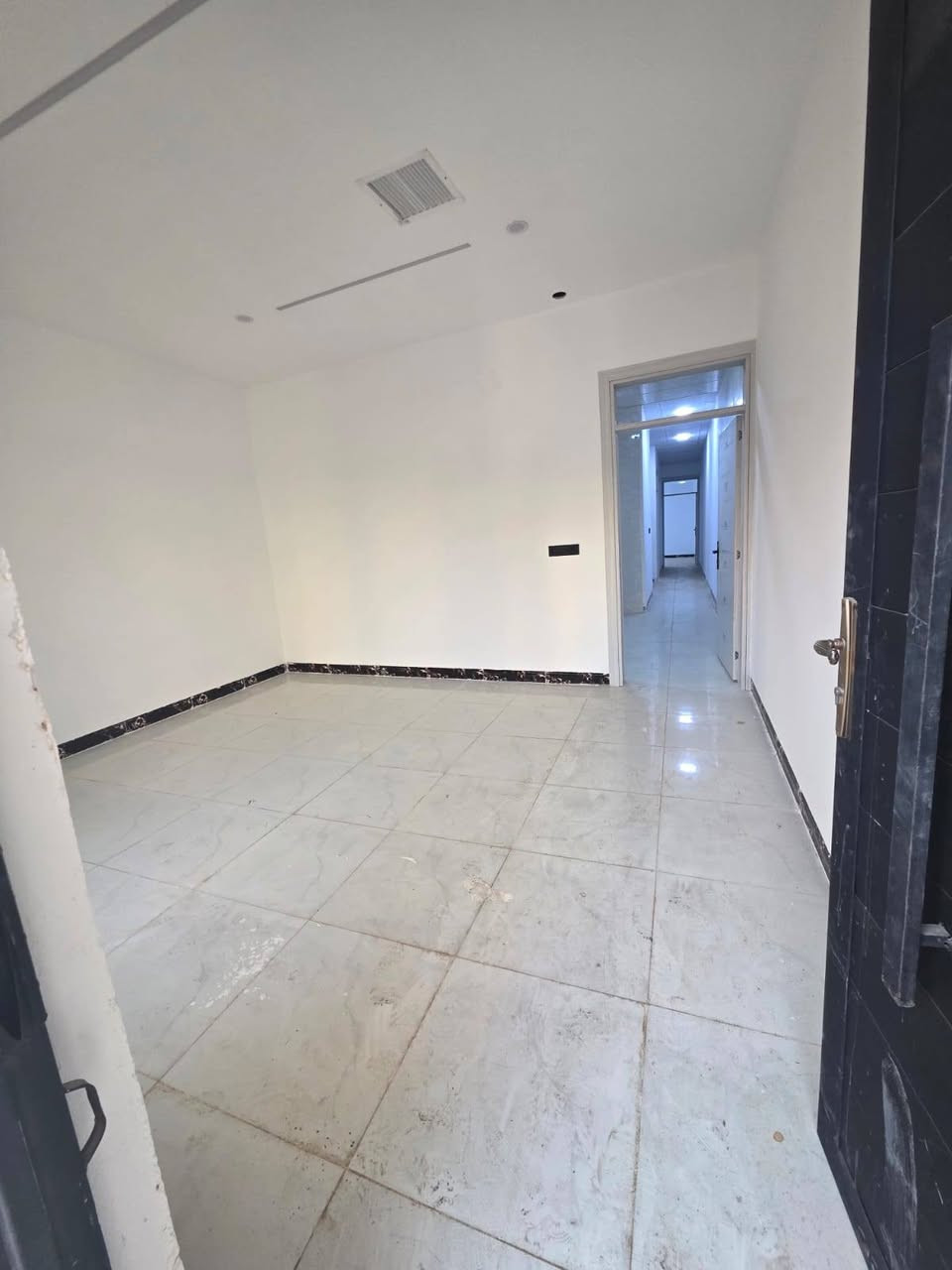 دار للبيع طابو ملك صرف
المساحة 110 متر الوجهة 5متر 
تفاصيل الدار طابق واحد يحتوي على 
غرفتين نوم استقبال ومطبخ حار وبارد وقاطع صحيات كامل داخلي وخارجي 
ودرج داخلي وبيتونه
السعر /110مليون وقابل للتفاوض مباشر مع صاحب الدار
العنوان/كركوك قادسية مقابيل الحلواني المربع الذهبي 
للاستفسار اكثر يرجى الاتصال بالرقم ***********
