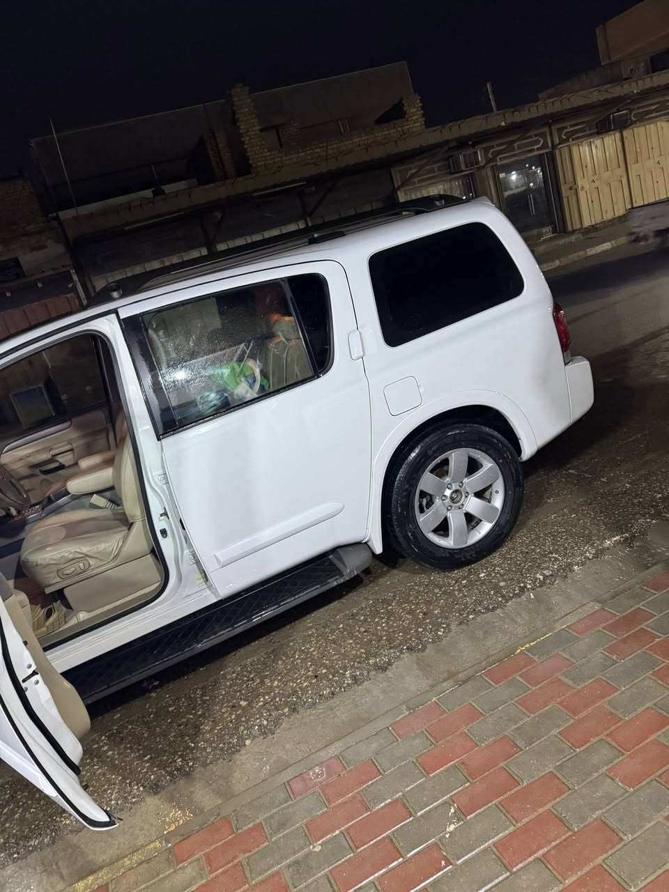 للبيع نيسان ارماده موديل 2009 فئة SE
السيارة مكفوله من الحادث  والتبديل 
محرك وكير مكفولات 
حدادية  جديدة 100‎%‎مع  البوربرنات 4 تخم جدد 
ويل حجم 20 بلادي 
تخم تاير جديد 100‎%‎
تبريد ثلج 
 تحكم ستيرن 
شاشه  
كامرة بلاد 
حساسات  بلاد 
دواخل لون بيجي مخمل 
سنتر لوك شغال 
جنطة كهرباء شفط 
منظومة لايت زنون 
 السياره فقط السلات روف متوقف حاليا 
والباقي كله شغال 
بيها قطعتين كلير 
رقمها ثلاثي مميز بسمي 
العنوان /. كوت. / مركز المدينه 
***********

فقط بيع. مراوس ما اراوس 
 فقط اتصال للشراي وبالخدمه
السعر.   الشراي يتصل ويدلل
