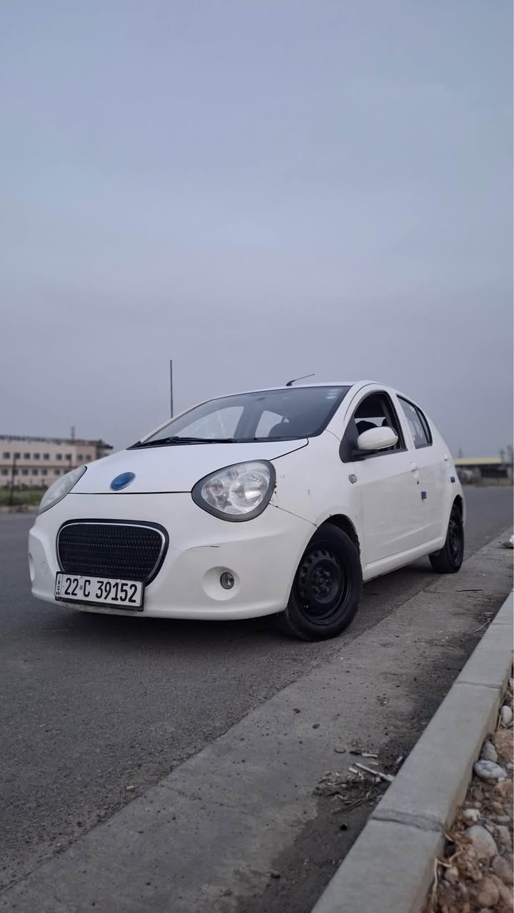 جیلی پاندا 2013 سەیارەکە سبوخی نیە تەنیا یەک جاملخی بیلادی گۆراوە مەکینەی بەشەرت تەنیا گێری لە ١ لۆ ٢ هەندەک جار هاڤی هەیە سنەوی و رەقمی نویە تەق و رەقەی بەشەرت پشت و پیش کەپسە 
٥٤$ مەجالیکی کەم 
*********** أربيل, العراق
