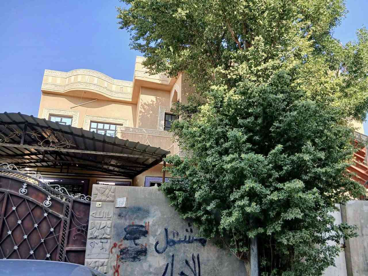🏡 للبيع دار طابقين – تكريت / شارع الاربعين

📍 قرب مأكولات كل يوم

✨ فرصة استثمارية ممتازة في موقع حيوي ومطلوب

🔹 مساحة الدار: 290م
📐 الواجهة: 14.5م
📐 النزال: 20م
🛣 عرض الشارع: 6 أمتار

✅ الدار مقسمة إلى:
▫️ طابق أرضي مؤجر
▫️ طابق ثاني مؤجر

💰 الدار مناسبة جداً للاستثمار وتحقيق وارد شهري مباشر

📍 تقع في منطقة مميزة وغنية عن التعريف لما تحتويه من:
▫️ خدمات متكاملة
▫️ أسواق وحركة تجارية كبيرة
▫️ أماكن ترفيهية
▫️ موقع حيوي قريب من مختلف الاحتياجات

✅ تحويل مباشر
📸 نرفق لكم صور الدار

📞 للاستفسار:- شركة نصير للعقارات

📍 عنوان الشركة : صلاح الدين – تكريت – القادسية – قطعة 500 وسط الشارع التجاري السائدين

📱 الاتصال على الأرقام التالية:
***********
***********
