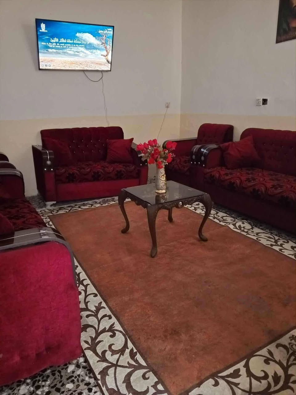 دار للبيع خلفي تجاوز مرقم من الدوله مساحه 80 متر يحتوي على غرفة واستقبال وصاله ومطبخ وحمام وترك السكف سندويش وسقوف ثانويه العنوان ام الكبر ‏‪والغزلان شارع مخبز الروعه خدمات كامله مي مجاري كهرباء تبليط السعر 25 وبي مجال للاستفسار واتساب ‏‪فقط ***********
