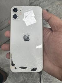 آيفون 11 • ١٢٨ جيجا • ظهر مكسور
