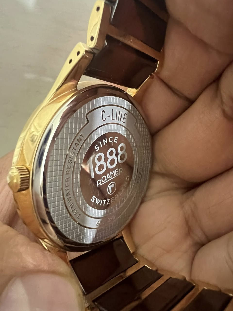 ⌚ للبيع ساعة ROAMER سويسرية أصلية
ساعة ROAMER 1888 – C-LINE SAPPHIRE

🔹 صناعة سويسرية

🔹 زجاج سافاير مقاوم للخدش

🔹 تاريخ

🔹 تصميم أنيق كلاسيك

🔹 حالة ممتازة وتعمل بدقة

القطر 42 

الهيكل الكيس مطلي ذهب 

💰 السعر: ___ (300 الف دينار )

📍 الموقع: ___السماوه

📞 التواصل: ___ وتساب ***********
