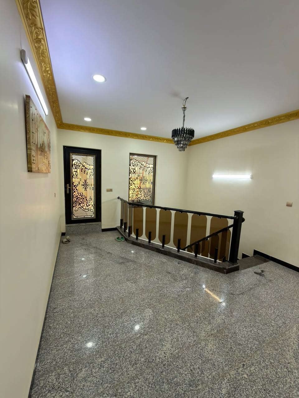 مشتمل للبيع المساحه 93م بناء حديث فول درجه اولى الواجهــة 4م النزال 19م يحتوي على (4) غرفه نوم كبيرة مع باقي الخدمات .

📍العنوان: حي البنوك خلف شارع الكنيسه موقع ممتاز جداً شارع نافذ عرضه 15م.

(بناء سنه 2025 غير مسكون)

(علماً أن المشتمل يباع مع الاثاث)

للأستفسار اكثر مراجعة مكتب (القمه) للوساطة العقارية الواقع في شارع الكنيسة او الاتصال على الرقم التالي:

*********** متوفر واتس اب
