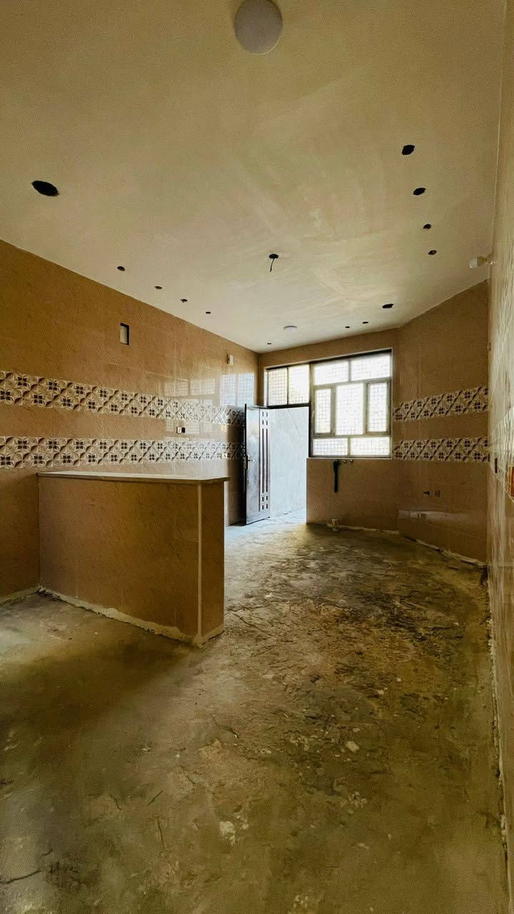 بيت للايجار حي الحسين الثاني يتكون من غرفتين وهول وكلدور وصاله ومطبخ حار وبارد ومناور اثنين مساحه البيت 200م قيمه الاجار 325 وبيها مجال البيت غير مسكون سابقا ***********
