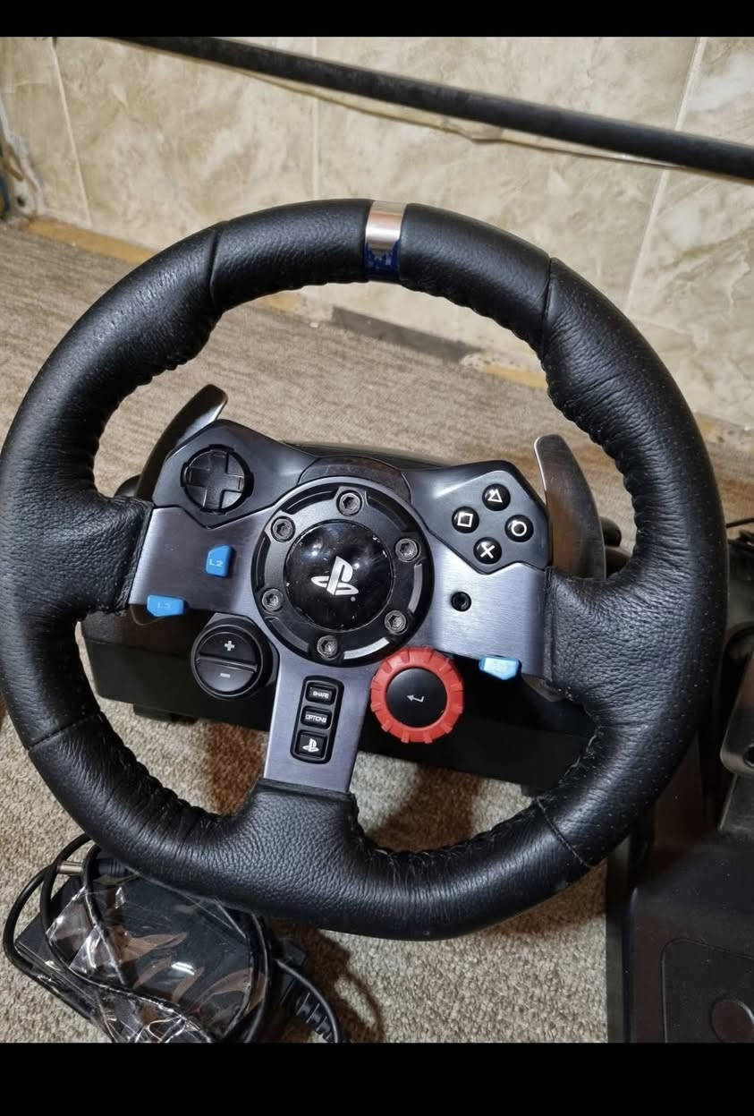للبيع: سيت ستيرنج لوجيتك G29 كامل مع الگير (Logitech G29 + Shifter)
المواصفات:
• الموديل: Logitech G29 Driving Force.
• الأجهزة المدعومة: يعمل على بلاي ستيشن 5، بلاي ستيشن 4، والكمبيوتر (PC).
• المحتويات: الستيرنج، الدواسات الثلاثة، الگير السداسي (Shifter)، وكافة المحولات والأسلاك الأصلية.
الحالة والملاحظات:
• الجهاز نظيف جداً واستخدام منزلي كما موضح في الصور.
• ملاحظة للمصداقية: زر (R2) سليم ويعمل برمجياً، لكنه حالياً "خارج من مكانه فقط، أما باقي الأزرار والگير والدواسات والاهتزاز (Force Feedback) فشغالة 100% وبدون أي مشاكل.
السعر والتوصيل:
• السعر: 250,000 دينار عراقي (يوجد مجال بسيط ).
• التوصيل: متوفر خدمة التوصيل لكافة محافظات العراق).
للتواصل والاستفسار: يرجى المراسلة على الخاص


**إذا كنت صاحب هذا الإعلان وتريد حذفه لأي سبب، رجاءا أرسل رسالة إلى الدعم الفني**