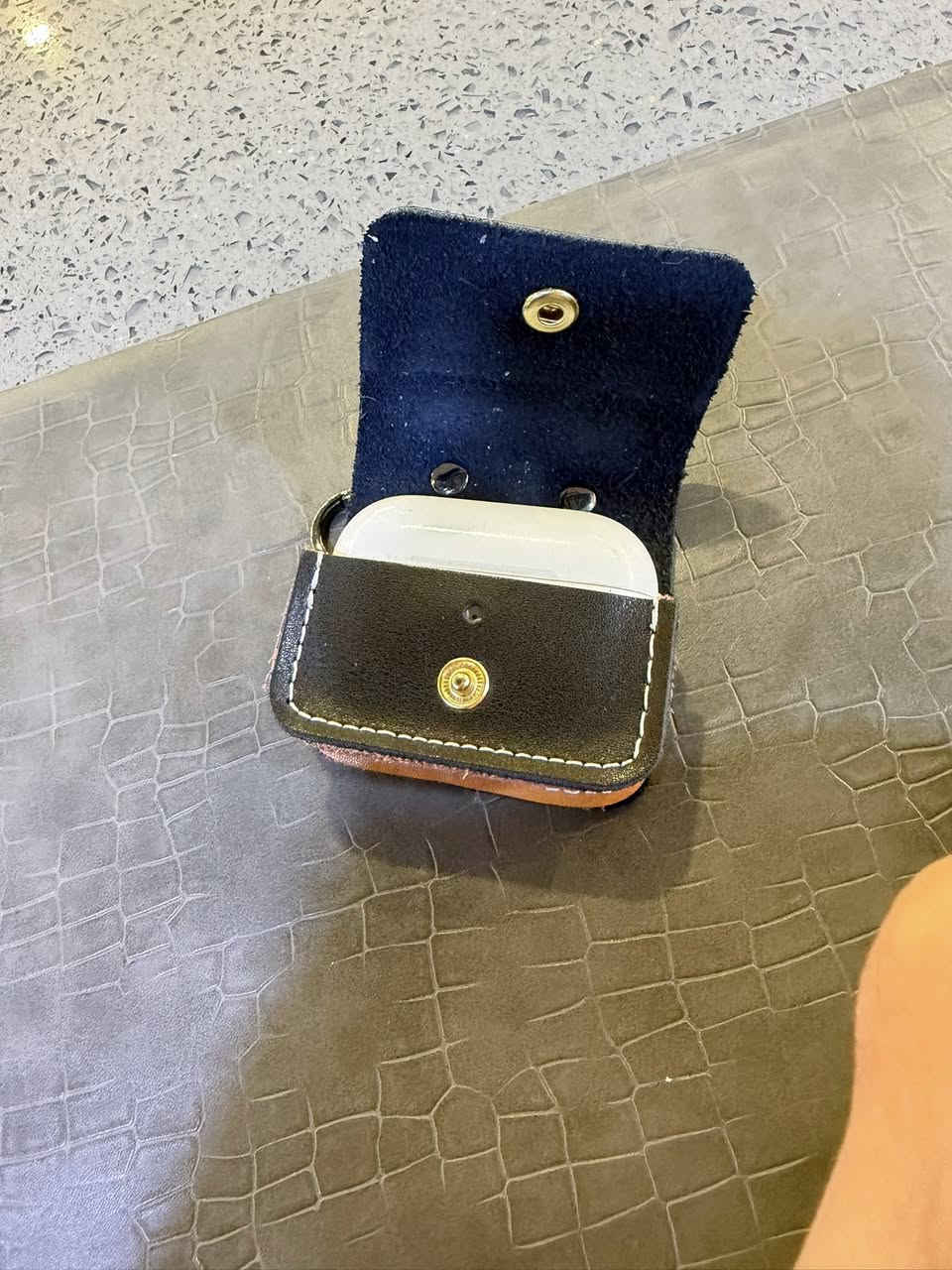 ايربود برو2 تايب سي ابل اصليه وكاله
غراضهه كامله فوول نضافه السعر170 
مكاني بغداد


**إذا كنت صاحب هذا الإعلان وتريد حذفه لأي سبب، رجاءا أرسل رسالة إلى الدعم الفني**