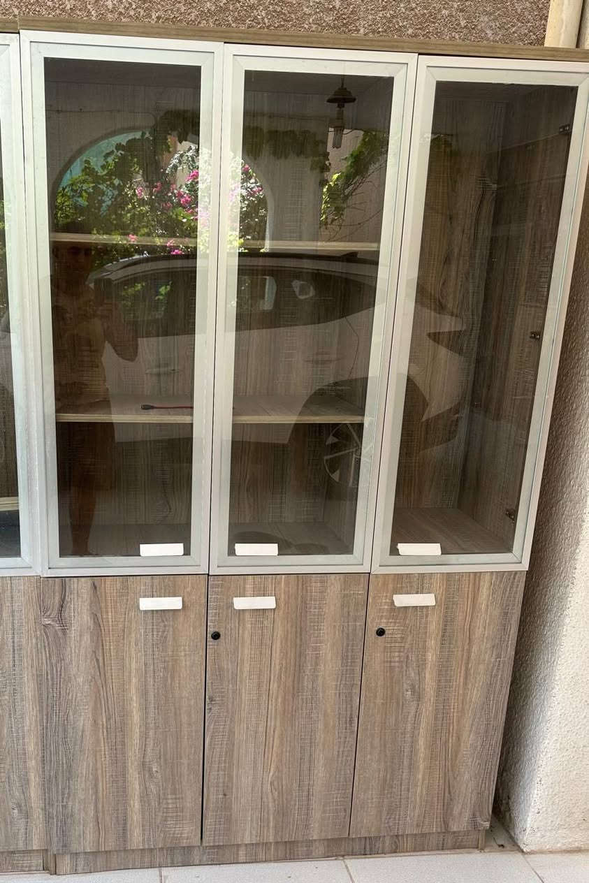 سلام عليكم
دولاب خشب وزجاج جديدات عدد 2 يحتوي الدولاب الواحد على 6 ابواب تستخدم الصيدليات و المكاتب و .. سعر الدولاب الواحد 200 الف علماً اني مشتري الواحد 320 الف 

مكاني بالجادرية للاستفسار اتصال على الرقم ***********
