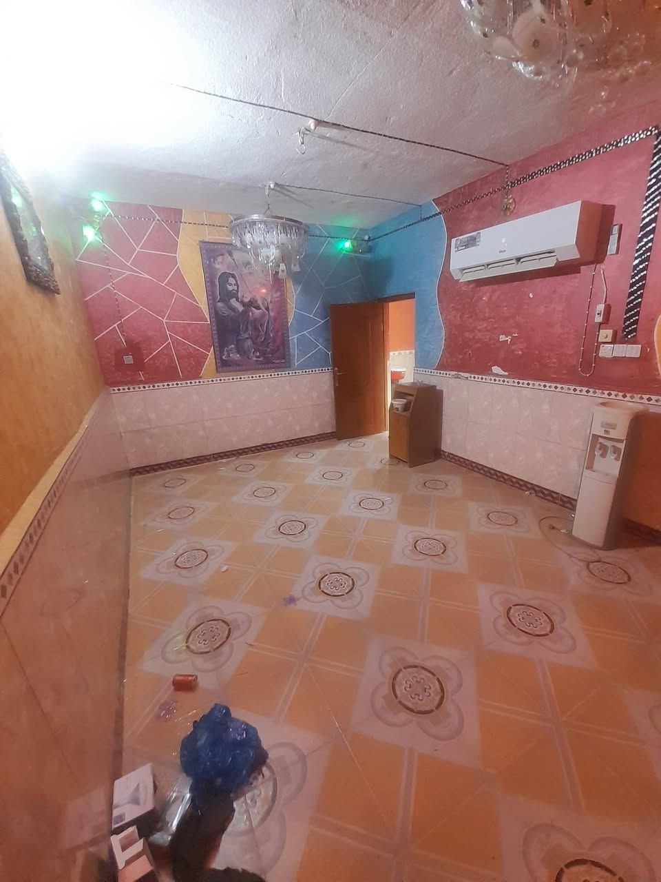 بيت     في الصالحيه شارع العروبه قرب شارع الوقائي كلش  بيت شوف عينك 100متر طابو صرف    السعر 120  
للإستفسار  الاتصال  ***********
او تواصل خاص
