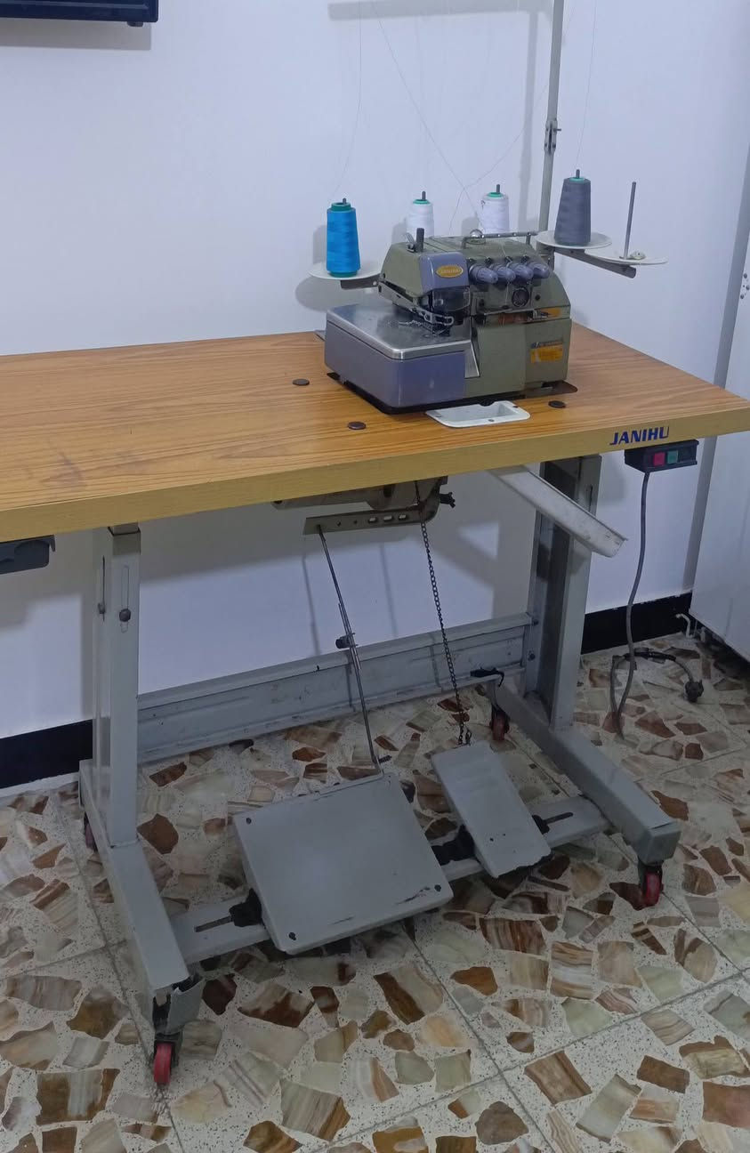 مكينة اوڤر صناعي نظيفه جداً 
السعر 300 وبيها مجال بسيط
 المكان بغداد البلديات 
رقم الهاتف ***********
