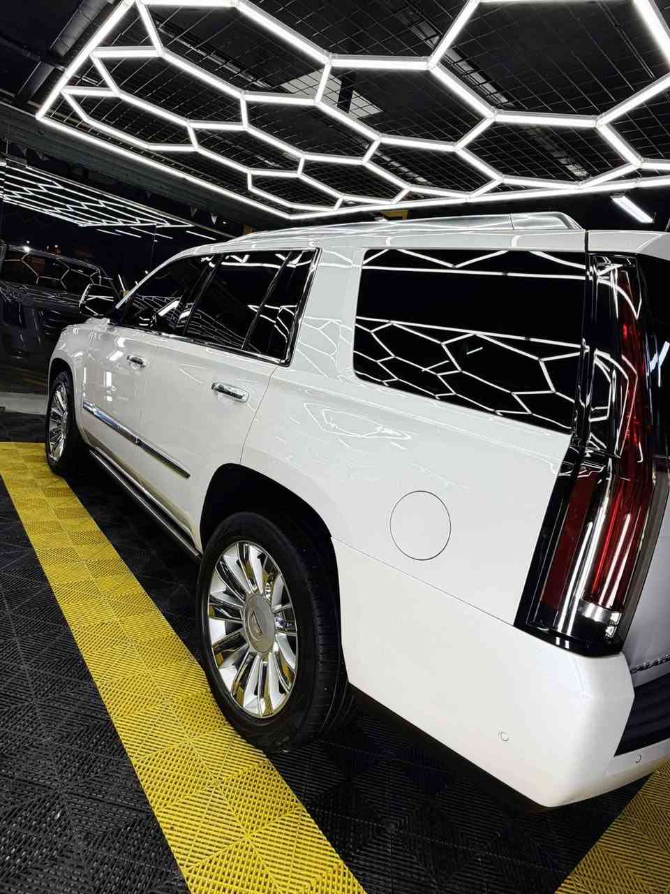 🚘 كاديلاك اسكاليد 2018 للبيع – بحالة ممتازة 🇺🇸 VIP اعلى مواصفات بالسكاليد
ماشيه 137 الف كيلو 
مكفوله السياره كير محرك بيها فقط تعديل PDR بالباب الخلفي وشغل درجه اولى يم حجي محمد المندلاوي بدون صبغ وتكحيل فقط تعديل
 مسويلها ادامه بولش ثلاث مراحل وتشميع حمايه  سياره هزه جديده سنويه جديده كتاب تضليل نسبه 87% مو 80%  سياره حلوه ونضيفه وبالعافيه عالياخذها 

نظام ترفيهي وشاشة لمس + ملاحة
دعم Apple CarPlay و Android Auto
كاميرا 360° + حساسات أمامية وخلفية
جلد فاخر – مقاعد قابلة للتعديل كهربائياً
تحكم في السرعة + مساعد ثبات
نظام صوت BOSE عالي الجودة
تحكم كهربائي في المقاعد + ذاكرة للمقاعد
فتحة سقف
دخول وتشغيل بدون مفتاح
أنظمة أمان متقدمة كتنبيه النقطة العمياء وتنبيه الخروج من المسار 
📞 *********** 
🚩 مكان السياره الفلوجه
 اتصل وبيك خير وتدلل
