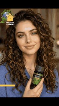 حبوب #سبيرولينا #هاواي #اورجانك عالية الجودة

فوائد سبيرولينا اورجانك عالية الجودة، مع توضيح لماذا يهم أن تكون "عالية الجودة" و "اورجانك (عضوية)".

#ماهي_السبيرولينا؟

#السبيرولينا هي نوع من الطحالب الخضراء المزرقة تُزرع في المياه العذبة، وتُعتبر من أفضل "الأطعمة الخارقة" بسبب كثافتها الغذائية المذهلة.

#الفوائد_الصحية_الرئيسية :

1. #مغذية_بشكل_استثنائي (مخزن للفيتامينات والمعادن)

· بروتين كامل: تحتوي على نسبة بروتين تصل إلى 60-70% من وزنها الجاف، وتوفر جميع الأحماض الأمينية الأساسية، مما يجعلها مصدرًا ممتازًا للبروتين للنباتيين والرياضيين.
· فيتامينات ومعادن: غنية بالحديد (سهل الامتصاص)، المغنيسيوم، البوتاسيوم، وفيتامينات B (بما في ذلك B12 الذي يحتاجه النباتيون، مع ملاحظة أن شكله قد لا يكون الأمثل).
· مضادات الأكسدة القوية: أهمها الفيكوسيانين، الذي يعطي السبيرولينا لونها الأزرق-الأخضر وله خصائص مضادة قوية للأكسدة والالتهابات.

2. #تعزيز_الطاقة_وتقليل_الإرهاق

· بفضل مزيج البروتين، الحديد، وفيتامينات B، تساعد السبيرولينا على محاربة فقر الدم والإرهاق المزمن وتمنحك دفعة طاقة طبيعية دون اعتماد على الكافيين.

3. #دعم_جهاز_المناعة

· يعزز الفيكوسيانين إنتاج خلايا الدم البيضاء والأجسام المضادة، مما يساعد جسمك على محاربة مسببات الأمراض والعدوى بشكل أكثر فعالية.

4. #إزالة_السموم_من_الجسم (خاصة المعادن الثقيلة)

· تحتوي السبيرولينا على كلوروفيل عالي، مما يساعد على تطهير الدم وإزالة السموم. وُجد أنها ترتبط بالمعادن الثقيلة مثل الزرنيخ والرصاص وتساعد في طردها من الجسم.

5. #دعم_صحة_القلب_والشرايين

· خفض الكوليسترول: يمكن أن تساعد في خفض الكوليسترول الضار (LDL) والدهون الثلاثية ورفع الكوليسترول الجيد (HDL).
· خفض ضغط الدم: قد تساهم في خفض ضغط الدم بفضل زيادة إنتاج أكسيد النيتريك، الذي يساعد على استرخاء الأوعية الدموية.

6. #مضادة_للالتهابات_والحساسية

· تثبط السبيرولينا إطلاق الهيستامين من الخلايا، مما يقلل من أعراض الحساسية مثل العطس، حكة الأنف، والاحتقان.

7. #تحسين_صحة_الجهاز_الهضمي

· تعمل كبروبيوتيك، حيث تدعم نمو البكتيريا النافعة في الأمعاء. كما أن الألياف فيها تساعد على تنظيم عملية الهضم.

8. #التحكم_في_سكر_الدم

· تشير بعض الدراسات إلى أن السبيرولينا يمكن أن تحسن من حساسية الإنسولين وتساعد في خفض مستويات السكر في الدم.

9. #دعم_فقدان_الوزن

· بسبب محتواها العالي من البروتين والعناصر الغذائية، تزيد الشعور بالشبع وتساعد على تقليل الرغبة الشديدة في تناول الطعام.

---

#لماذا_يجب_أن_تكون_السبيرولينا_اورجانك_عالية_الجودة ؟

هذا هو الجزء الأكثر أهمية! ليست كل أنواع السبيرولينا متساوية. السبيرولينا المزروعة في بيئات ملوثة يمكن أن تمتص السموم والمعادن الثقيلة.

· #خالية_من_الملوثات: السبيرولينا العضوية عالية الجودة تُزرع في مزارع خاضعة للرقابة بعيدًا عن الملوثات الصناعية، مما يضمن خلوهما من المعادن الثقيلة (كالزئبق والرصاص)، والسموم الفطرية، والمبيدات الحشرية الضارة.
· #امتصاص_أفضل_للمغذيات: تكون المغذيات فيها أكثر نقاءً وتركيزًا، وبالتالي يمتصها جسمك بشكل أفضل.
· #أمان_تام: تضمن لك أنها قد خضعت لاختبارات صارمة للتأكد من جودتها وسلامتها.

#الخلاصة :
السبيرولينا العضوية عالية الجودة هي إضافة رائعة لنظامك الغذائي، تمدك بكمية هائلة من المغذيات في جرعة صغيرة، وتدعم صحتك العامة بشكل طبيعي وآمن. الاستثمار في نوعية جيدة هو استثمار في صحتك.

----

منتجاتنا عضوية وطبيعية 100%
خالية من المواد الكيميائية الضارة
خالية من المواد الحافظة أو اي اضافات
تعتبر مكملات غذائية وليست عقاقير طبية
آمنة للأطفال وللحامل والمرضع  

صنع في #ماليزيا

لطلب المنتج راسل الصفحة أو عن طريق #الواتساب
 ***********
