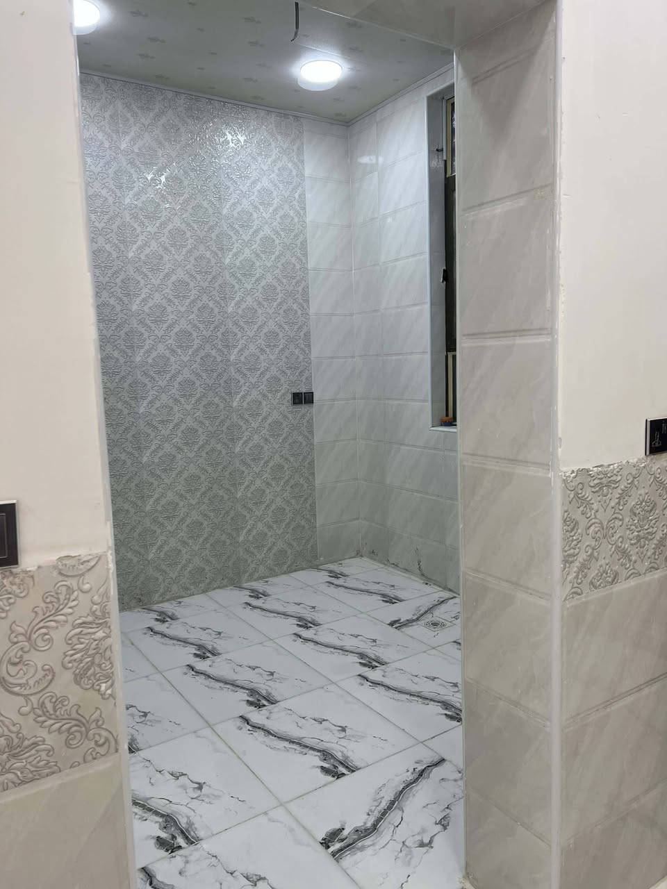 🏠 بيت للبيع في كربلاء
📍 الموقع: حي موسى الكاظم، قرب فندق البارون
📐 المساحة: 50 متر
📄 السند: سند زراعي 25 + قرار محكمة
👷‍♂️ البناء: حديث، درجة أولى
🛏 التفاصيل:

3 غرف نوم

شارع بعرض 8 متر

كافة الخدمات متوفرة (ماء، كهرباء، مجاري، تبليط)

💰 السعر:95مليون (قابل للتفاوض)# يبعد عن شارع البارون 350 متر للتفاصيل أكثر الاتصال على الرقم *********** متواجد واتساب
