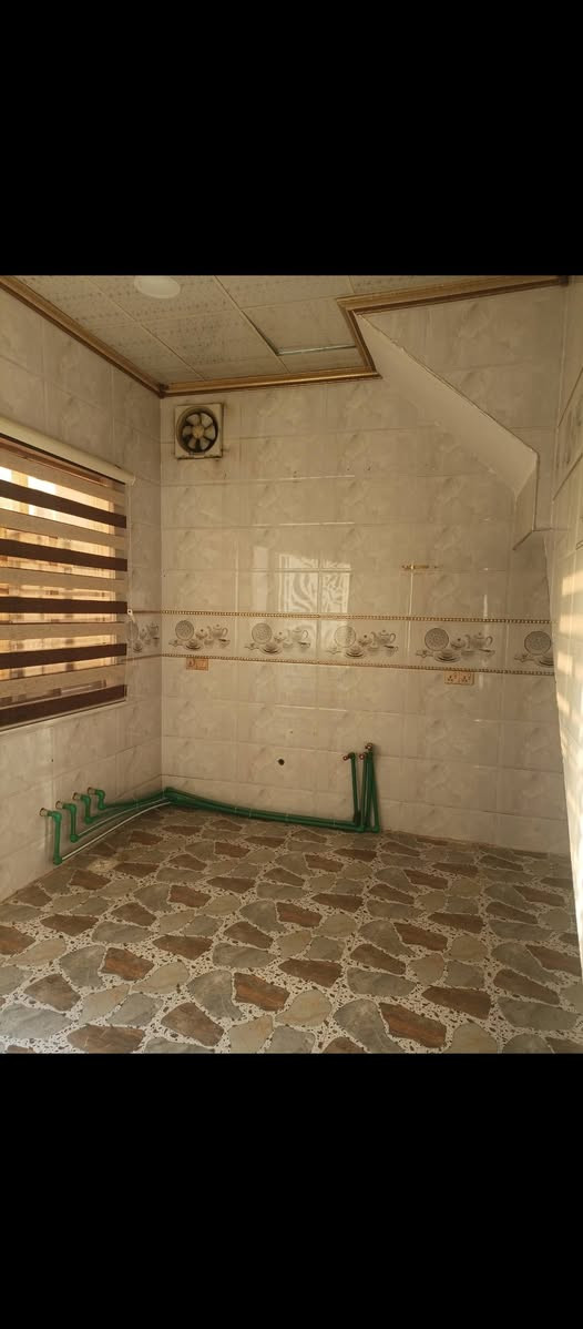 بيت للبيع مساحتها 100متر مربع طابق واحد 2نوم وهول واستقبال ومطبخ وحمام وكراج سياره  وسطح راجع إلى مكتب الفاتح الجديد للعقار ***********
