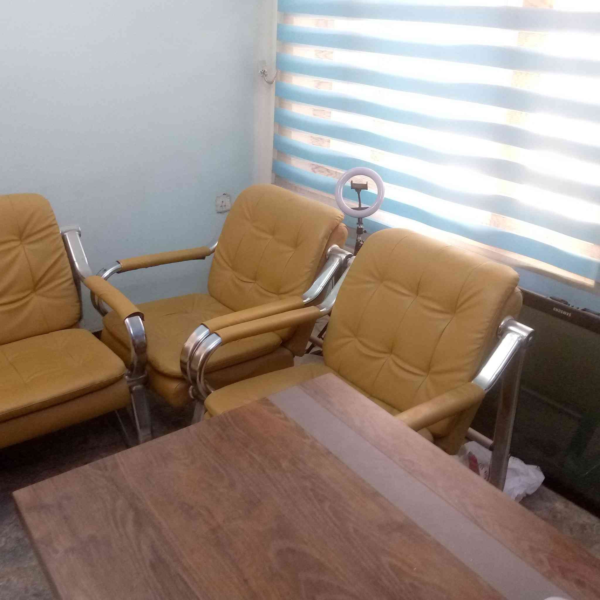 السلام عليكم غراض مستعمله شي قليل البيع كرسي وميز ومقعد جلد يرهم مكتب ومحل وصيدليه ومكتب عقار  ويوجد توصيل مكلف ب النشر الاستفسار الاتصال على الرقم ***********
***********
