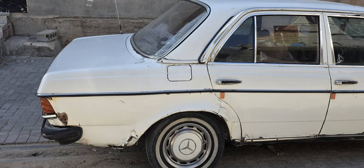 مارسدس ابو جحيل موديل 1984
محور محرك ياباني 6سلندر 2500
كير ياباني اوتماتيك منضومة تبريد كاملة ياباني تبريد ثلج 
سيارة نفس ما واضح بصورة سماعات ودمام بيهة صوت قوي  راعي موجود مكان راعي و سيارة كربلاء 
سعر 25 وبيهة مجال بصيط
شراي يتصل ***********
