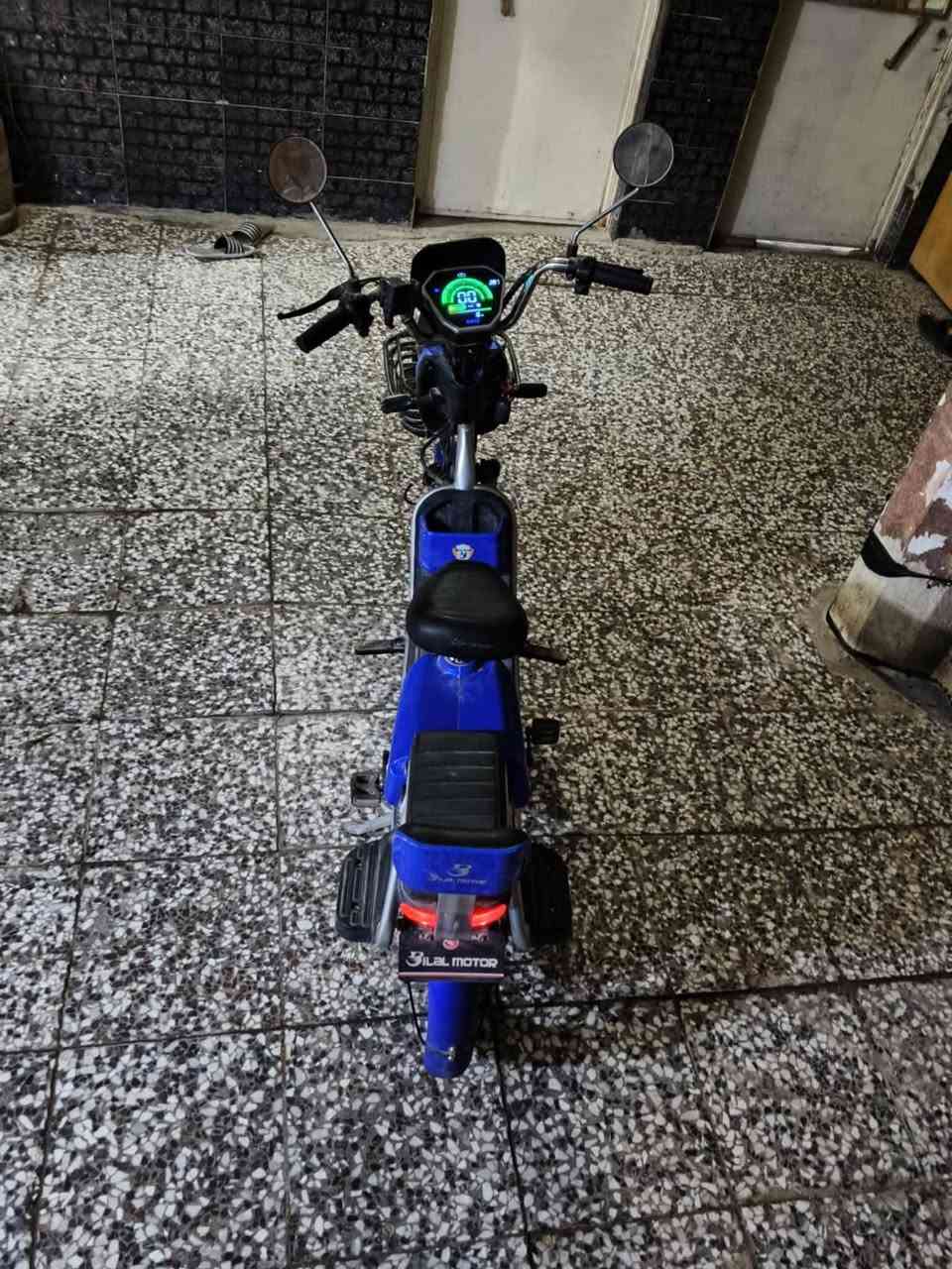 بايسكل شحن للبيع موديل 2024 مكفول بس نقص  شمعات داخلية للبلاجكتور الامامي والهورن يحتاج الى تصليح والبريك يرادلة ترتيب وضب بطاريات ممتازة كلشي مامبدل بي عل وضع الشركة السعر 450 وقابل للتفاوض  رقم الجهاز ***********
