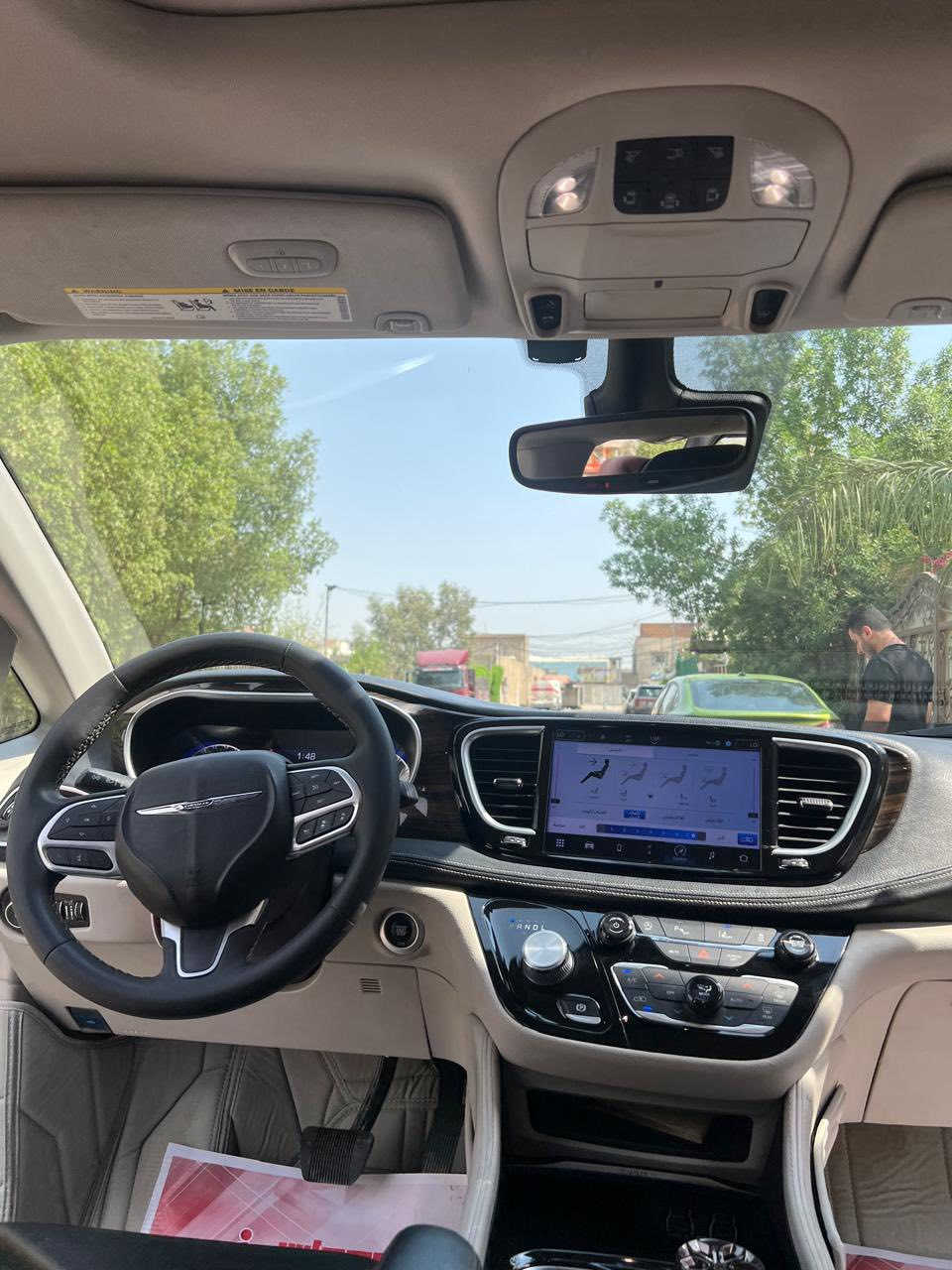 السلام عليكم 
للبيع كلايسلر باسفيكا 
بانزين ..بانزين فقط 
ليمتدد 
موديل 2023 
لون إسمنتي مميز 
حادث السياره دعاميه  مبدله بلاديه فقط  وجاملغ سرقه وصار حادث بيه بل العراق بل بابتين موضح ما صلحته اني بدلتهن +الضربه مو قويه خفيفه بس بدلتهن
السياره كلش حلوه ونضيفه
السياره فول موصفات
داخل السياره لونين بيجي واسودّ  
بانوراما قطعتين 
حساسات اماميه 
كامره دواره
الكشنات الاماميه تدفه تبريد
والكشنات الخلفيه فقط تدفه 
السياره معربه بل كامل يعني شاشه ودشبول معرب بل كامل عربي ومنزل بيه خرائط بدون انترنيت 
الجنطه كهربائيه ركله 
السياره بعد بيه هواي موصفات 
تبريد ثلج 
السياره استخدام شخصي 
ماشيه 46ميل  استخدام شخصي
مكان السياره بغداد البلديات او دوره
ترهم مراوس هم 
السعر 255 وبيه مجال حك الحيه 
الاستفسار ***********
وتدلل
