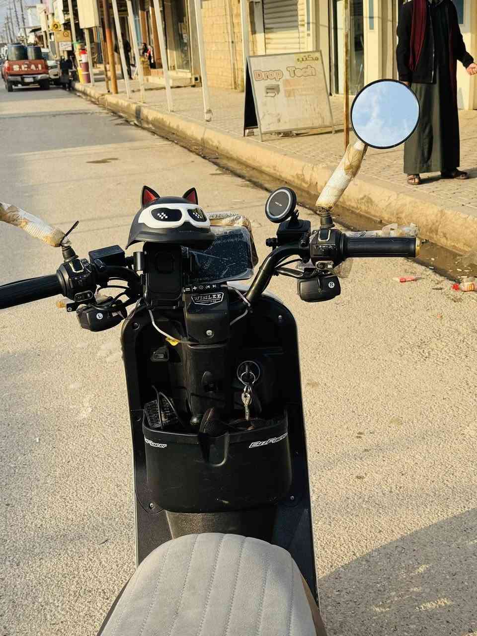 السلام عليكم ورحمة الله وبركاته  

موطور ار11 نضيف شرط كلو شغال وبلادي مستخدم شهر 
كامل موصفات
ملف2000
سماعات ثنين 
بي نضام R
كشانه مدوشمه 
شاحنه اصلي بلادي
سويجين 
اشاير كله شغال
للستفسار لاتصال عل رقم:***********
