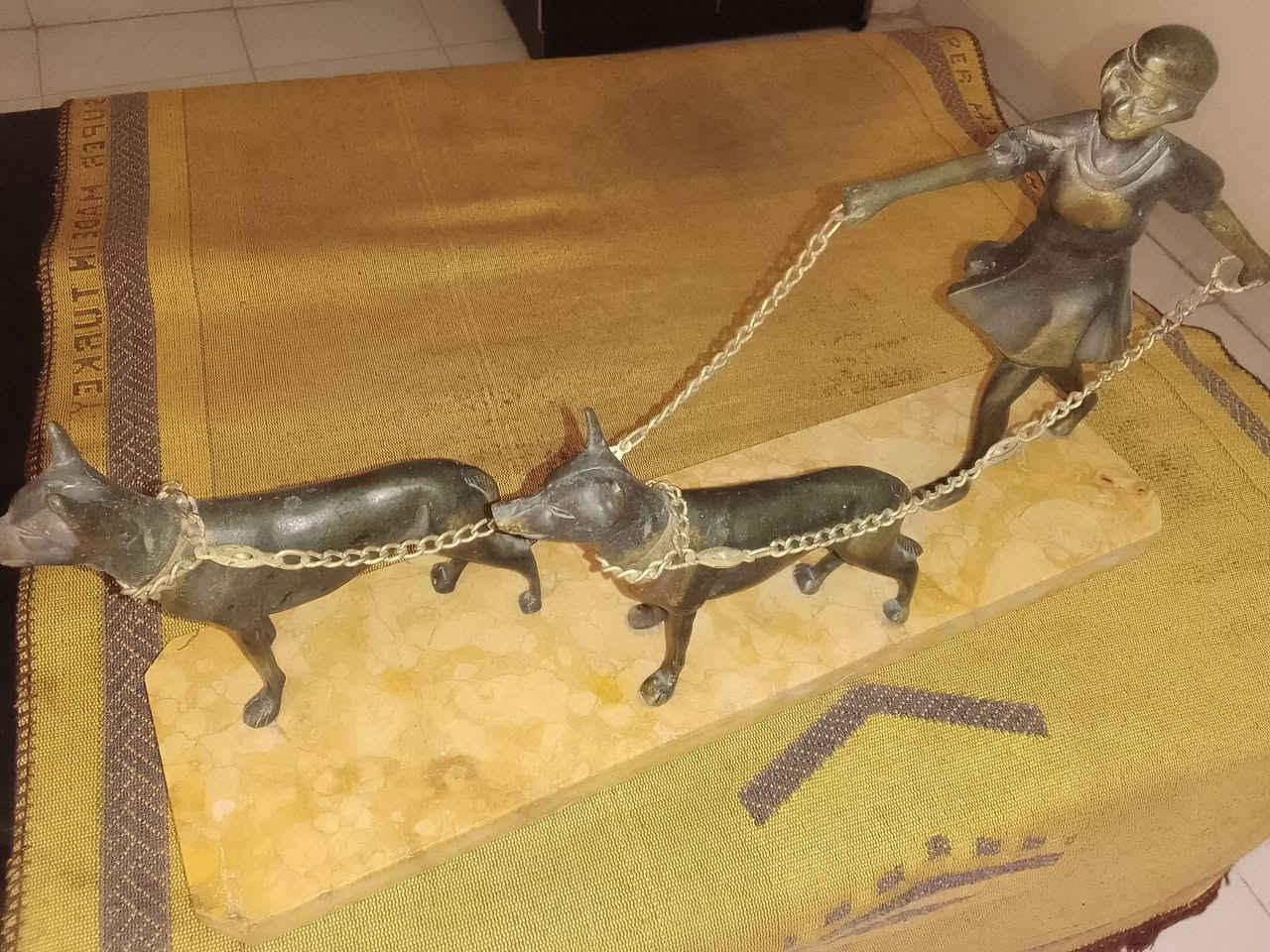 هذا التمثال هو قطعة ديكور فنية تحاكى اسلوب الارت ديكو(Art Decd) ويصور فتاة تمشى مع كلبين من فصيلة جيرمان شيبرد (aaaaGerman shepherd) مثبتين على قاعدة من الروخام


**إذا كنت صاحب هذا الإعلان وتريد حذفه لأي سبب، رجاءا أرسل رسالة إلى الدعم الفني**