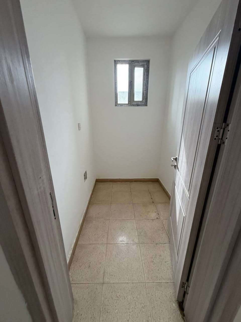 📢 منشور رقم: ((630))
💎 للإيجار في السيدية 💎
شقة طابق ثاني زيرو مودرن 
تتكون من:. 
💠مدخلين 
💠٣  غرف نوم 
💠 صالة واسعة
💠 مطبخ 
💠 خدمات عدد ٢ 
💠بدل الايجار ٧٥٠ الف دينار 
————————————
📞للاستفسار:☎️ ***********

📍 موقع المكتب:
 السيدية – قرب  مجمع السفير
