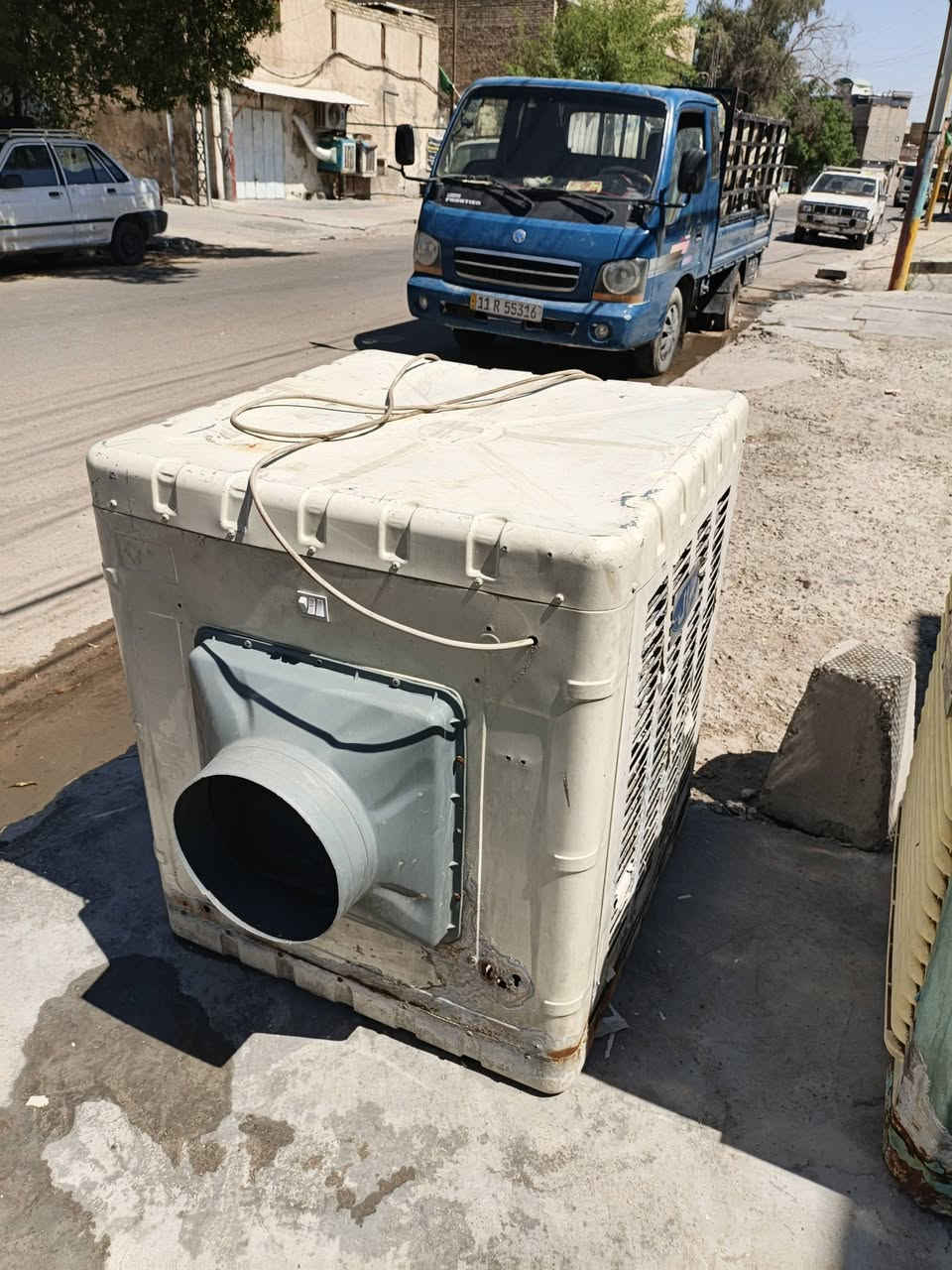 مبردات عدد ثنين  الاولى ياسان
والثانيه جنرال سعر الوحده 75 الف ماطور ضخم ومرتبه گبل تشغلها خير من الله. وتساب ***********
