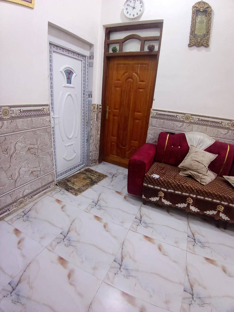 السلام عليكم
بيت للبيع مساحه 100امامي بناء كونكريت نهايه شارع ابو لبنان حي الكرامه مقاطعه 24 السعر 105 
اي ستفسارعلئ واتساب ***********
