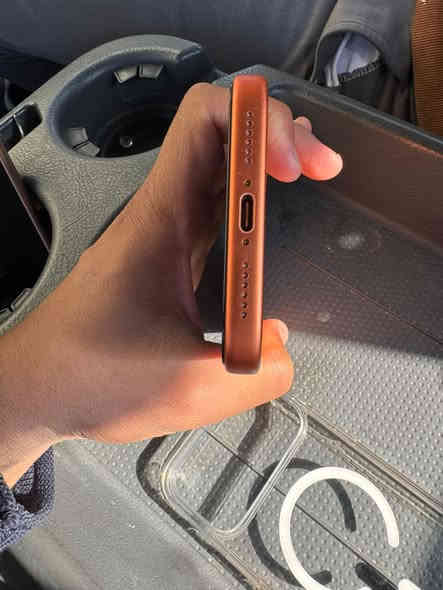 سلام عليكم ايفون 17 برو ماكس شريحة المبايل صار 8 ايام من مفتوح بعدة بحالة الوكالة مكاني بغداد الحبيبية 
سعر مليونين وبي مجال شي بسيط حق الجيه *********** هاذ رقم صاحب الجهاز
