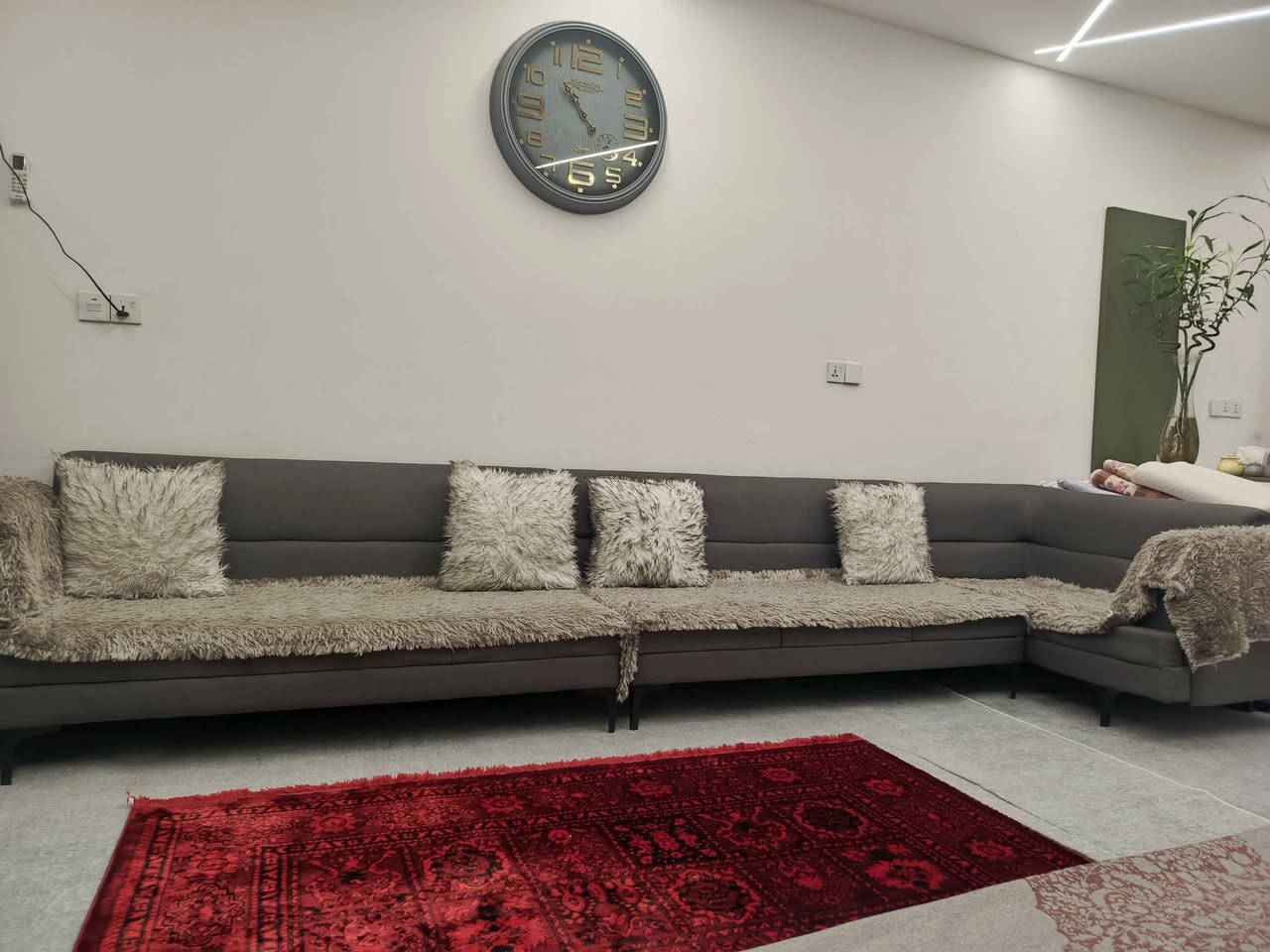 حەرف L زۆر پاك و جوان قیاسی 4 م 85 سم ە ڕەنگی ڕەساسی تۆخە و قاچەکانی ڕەشە  نرخی 300 هەزار و مەعامەلە ، تکایە گەر موشتەری نیت لەگەڵ ڕێزمدا سەرم مەیەشێنە 
ناونیشان : کەرکوك - دەروازە 
***********   ➣➢ Whatapp
*********** كركوك, العراق
