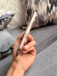 ايفون 16pro شرق اوسط ذاكره 256 دبل سيمكارت الجهاز بي خدش بسيط نظافة ال...