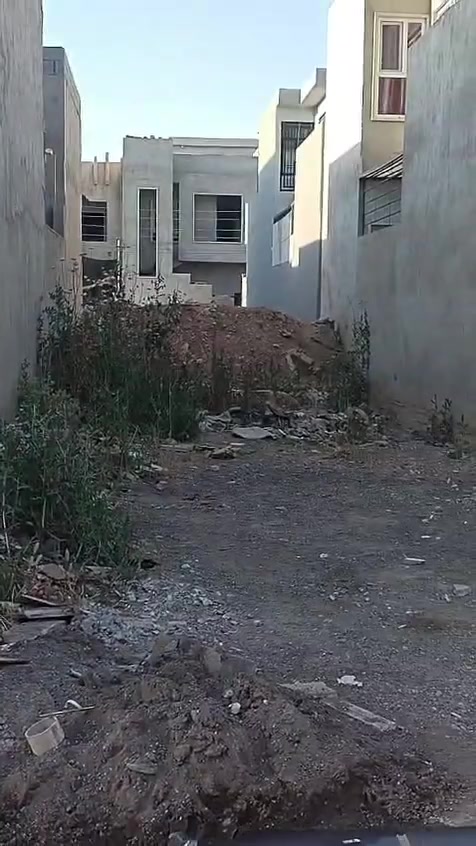 عندي ارض للبيع حي الملاين جمعيه الرياضين الرض ١٠٠ متر وجه خمسه***********
