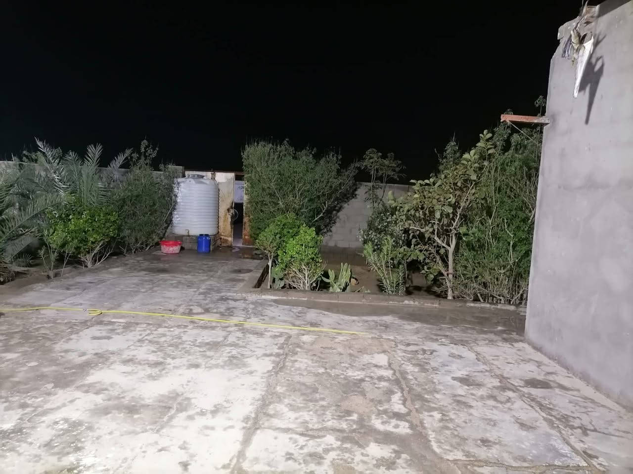 بيت للبيع عكاده المساحة الكلية 500المكان البصره الزبير منطقة الدواجن السعر 42 وبي مجال يبعد عن التبليط 100 متر ***********
