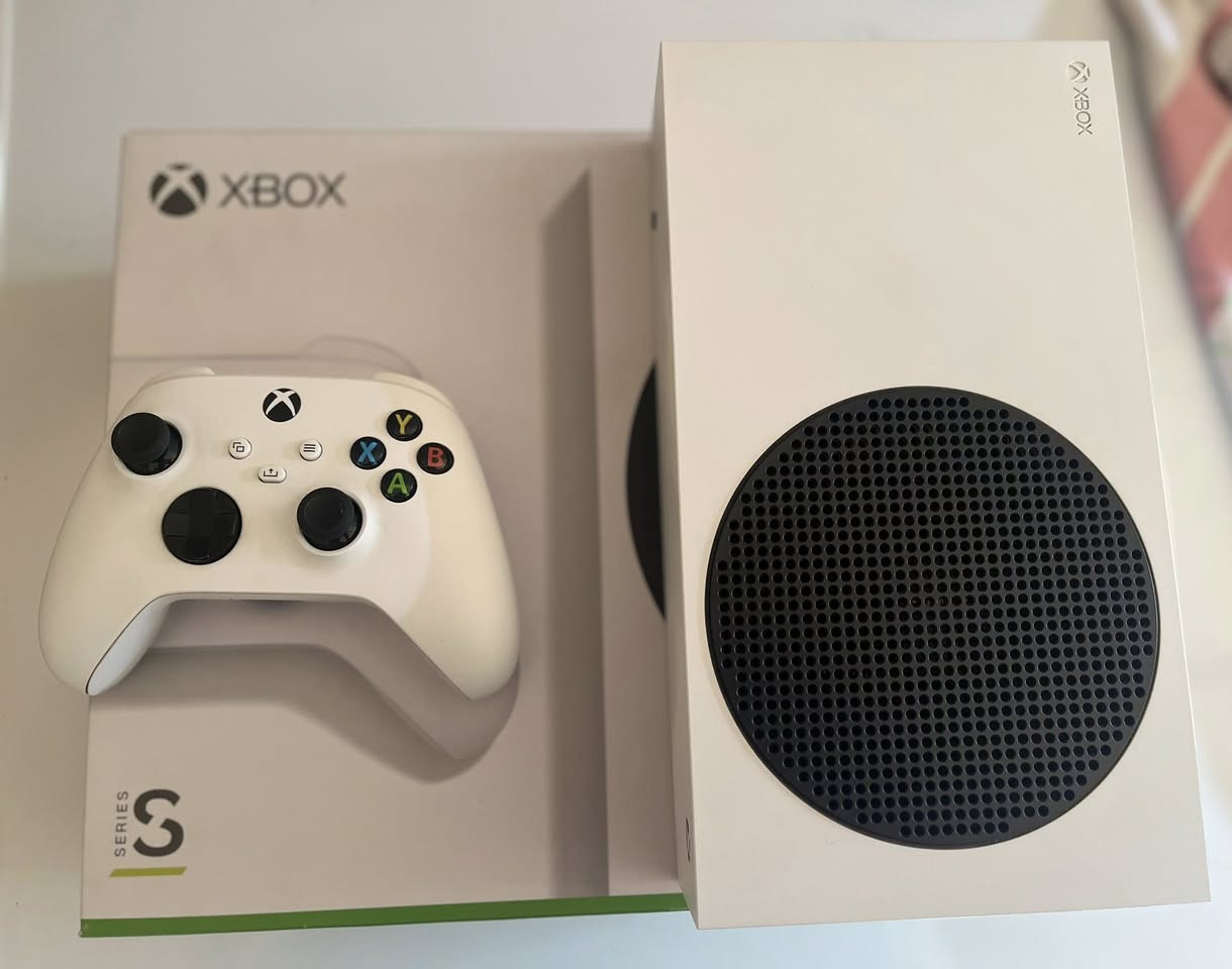 للبيع :
اكس بوكس سيريس اس اصدار 23 
نضافة 100‎%‎  كامل المحلقات  
مع جوستك گيم سير اصلي  
الجهاز مامفتوح  ابد ، وياه اشتراك گيم باس  
سعر جهاز 370 الف .
 موجود واتساب ***********
