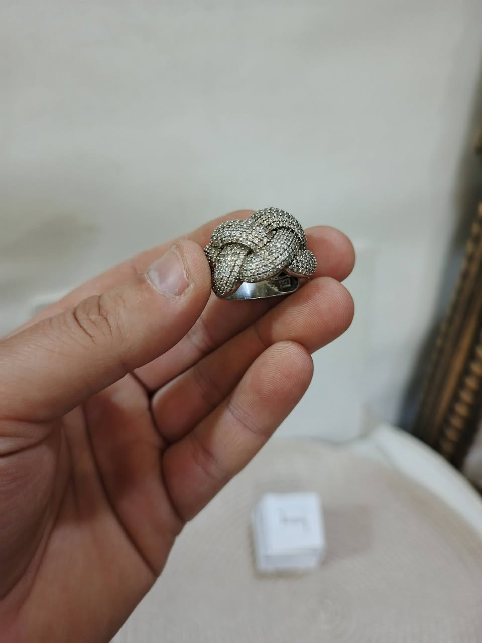 خاتم فضه فاخر مرصع بأحجار دقيقة، ذو حلقات متشابكة سميكة قطعه مميزه وجميله للعشاق القطع المميزه السعر 30 دينار شامل التوصيل والله يبارك لصاحب النصيب


**إذا كنت صاحب هذا الإعلان وتريد حذفه لأي سبب، رجاءا أرسل رسالة إلى الدعم الفني**