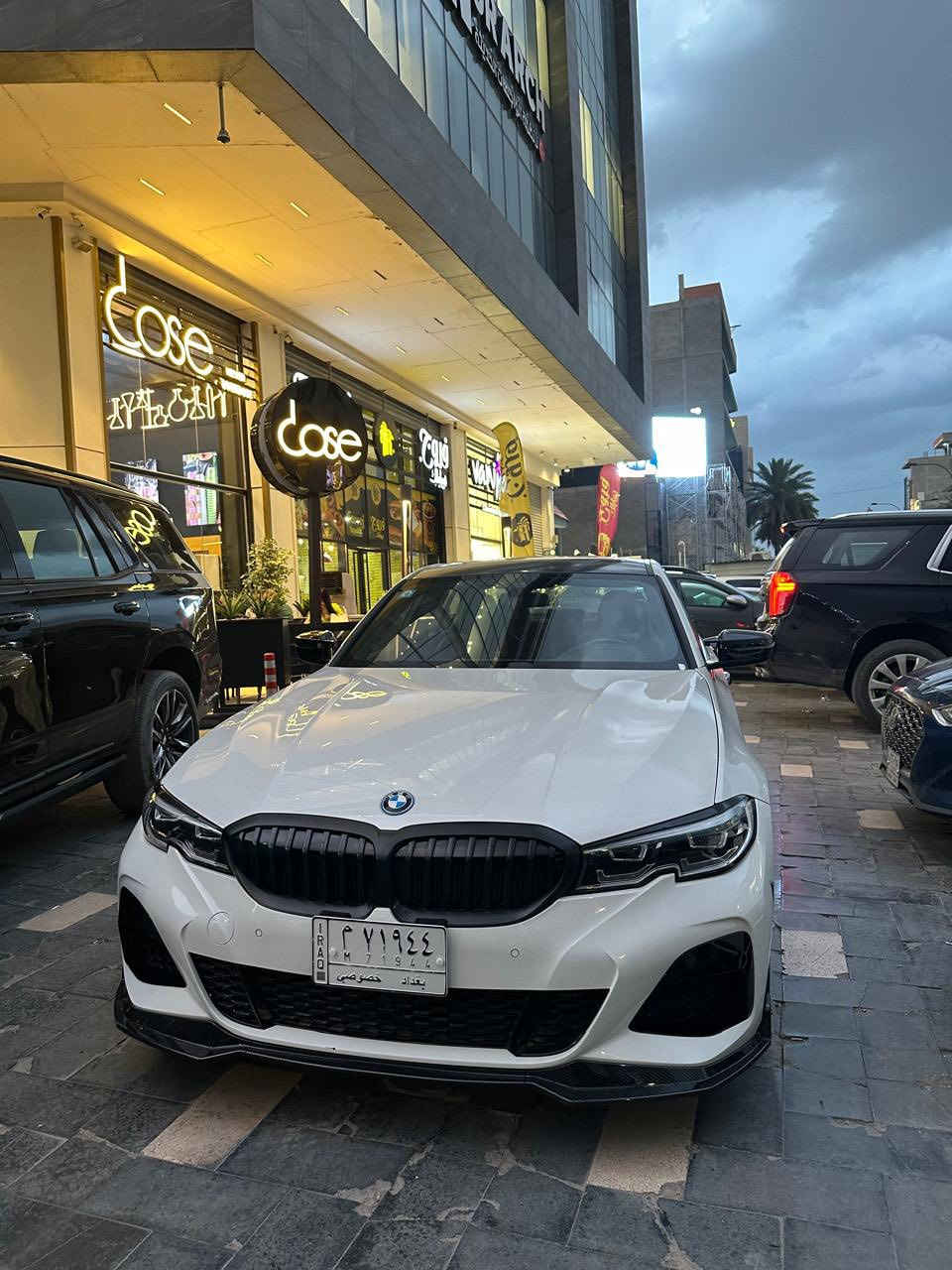 سلام عليكم BMW 330e 2022هايبرد بلك ان للبيع لون ابيض داخل احمر بلادي  اندفيجوال يعني اعلى فئة فول الفول رادارات نقطة عمياء حساسات خلفي امامي كشنات جلد تدفئة ومساج وتحكم كهربائي وكشن خزن ميموري 7وضعيات قيادة انارة محيطية تحكم بيهة من شاشة السيارة وبيهة بعد هواي مواصفات الاندفجوال معروفة السيارة محرك 4 سلندر 2.0 توين باور تيربو 320hp عليها نغمة اكزوز هادئة وتخبل السيارة نضيفة وحلوة ماشية 37000km يعني اخت الجديدة صور الحادث موضحة اسفل وصار بيهة طخة بين البابين الي عكس السايق بالعراق وتصلحت 
السعر 27000$
يعني 270 ورقة وبيهة مجال بسيط 
للاستفسار *********** موجود واتساب

