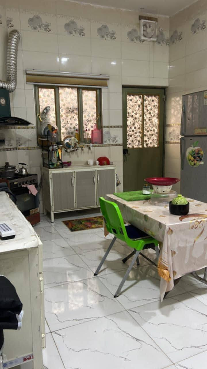 هاتف☎️***********☎️
بيت للبيع بناء سنة 2024 طابقين في ابو الخصيب عويسيان قرب مدرسة الإعلام 
البناء طابوق للطابقين عدا الستارة والبيتونة فرمستون وبلوك
البيت طابو زراعي والمالك عراقي موجود 

مكونات البيت :
 الطابق الأول (الارضي) يحتوي على (غرفتين+صالة ومطبخ +إستقبال +كراج +صحيات+حمام+صحيات خارجية  + منور عدد 2 )
الطابق الثاني :
شقتين منفصلتين :
الشقة الأولى درجها معزول 
تحتوي على :
غرفتين منام +صالة مفتوحة + مطبخ +صحيات+منور+بلكونة
أما الشقة الثانية ناقصها فقط تشطيب كاملة تحتوي على :
غرفة 1
صالة كبيرة 1
صحيات 1
مواصفات البيت :-
-المساحة الكلية للارض بالخارطة 228 متر
مساحة البناء 310 متر للطابقين 
الطابق الأرضي 150 متر 
الطابق الثاني  160 متر 
- الواجهة  12وربع متر 
 -والنزال 19 متر 
علمآ ان الطابق الأرضي كهربائياته معزلة عن الطابق الثاني من ناحية الكيبل والدكم والجوزات الخ ..
والطابق الثاني كذلك ......
- الكهربائيات:- الجوزات والدكم والبلك سويج  شركة اوزن الاصلي 
علمآ يوجد خط ثاني لكل طابق 
ويوجد كذلك خط انترنت كامل .
البيبان والشبابيك :-
الشبابيك مع الكتائب cnc للطابق الأرضي والطابق الثاني. 
-الجنلات والفريمات 4 ملم .
-وبيبان الغرف والاستقبال شغل عراقي صاج درجة أولى للطابقين . 
-والجراجيب ماليزي جاوي .
-بيبان الصحيات المنيوم تفصال للطابقين.
ملاحظة/ المنطقة جديدة ومعزولة عن المنطقة المجاورها كاملة من ناحية الخدمات
 البيت يبعد عن الشارع العام الرئيسي 150 متر 
السعر 245 و بي مجال 
هاتف ☎️***********☎️
