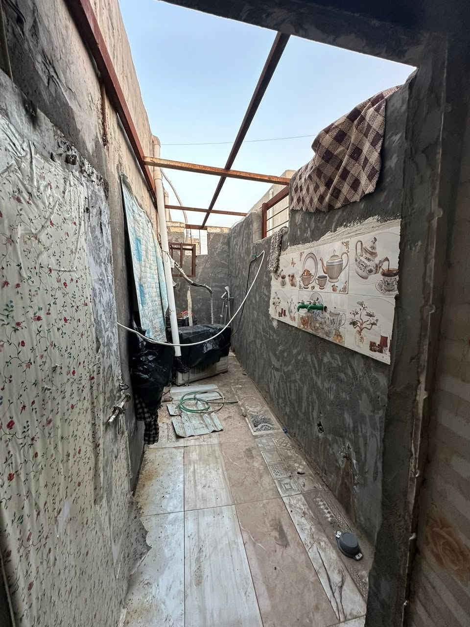 دار سكن زراعي في ( حي ظاهر )
مقابيل ( مجمع باندا ) ( كما موضح في الفيديو )

مساحة ٢١٠ م - بناء بلوك - سقف عكادة 
ماء - كهرباء - ( عالي عن الشارع )  
( غرفة نوم واحدة - صحيات داخلية + خارجية)( شارع بعرض ١٠ م ) ( معاملة كاملة في التطويب )
 ( يبعد عن شارع ٢٠ تقريباً ٦٠ م او اقل )

للاستفسار مراجعة مكتب غازي للعقار   
واسط - الزبيدية - قرب أفران المائدة  *********** 
***********
