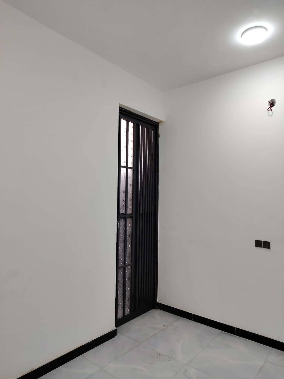 بيت تحفه جيب غراضك وكعد 
 مساحه 125 طاب وصرف طابوق كونكريت في الاسكان الصناعي نزله الثالثه يحتوي على غرفتين وصاله وديوانيه ومطبخ وصحيات داخليه وخارجيه الشراي فقط لمو شراي لا يعامل ***********
