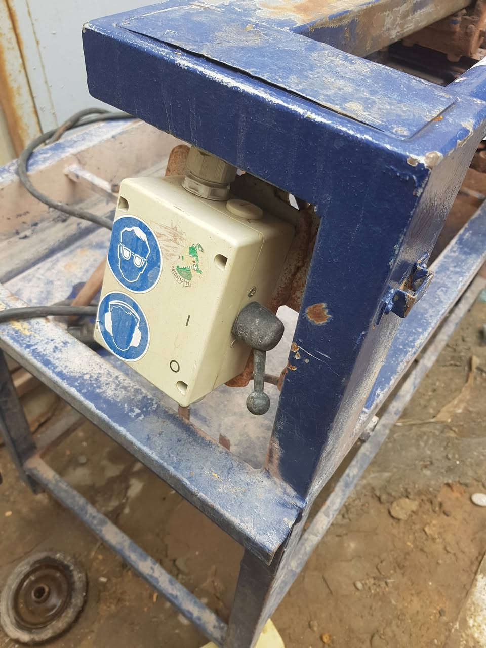 للبيع مكينة تقطيع سراميك ماركة ألماني
مستورده. كاملة العده مع ماطور ماء 
الطول ١٤٠ سم .
بغداد.***********
