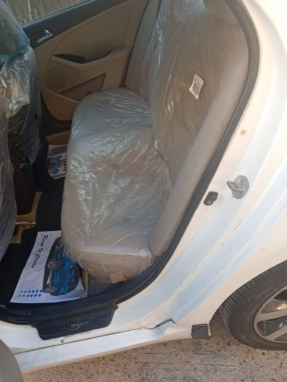 السلام عليكم
كيا اوبتيما خليجي ٢٠١١
فول مواصفات محرك ٢٠٠٠ 
بانوراما شفتات ستيرن 
تبريد بيانو قطعتين 
مراية شفط وإشارة بالمراية
كامرة خلفية حساس خلفي 
رقم سليمانية الدولي الجديد
باسمنا السيارة 
تريد تحويل تريد وكالة 
السيارة بيها اربع قطع صبغ بدون دواخل رش فقط 
مكاني بغداد  الدورة المهدية الثانية 
***********
