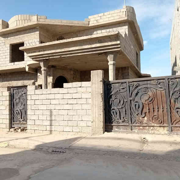 يعلن مكتب ابو يحيى لتجارة العقارات في محافظه كركوك قضاء الدبس  عن بيت هيكل  في حي الشهداء الجديده  بالقرب من بيت حجي عوده مساحته ٣٠٠  متر طابقين  يتكون الطابق الأول  ٢ غرفة نوم مع هول  استقبال صحيات مطبخ حار بارد و الطابق الثاني ٢ غرفة نوم مع البيتونه مع صحيات  المنطقه كلها خدمات تبليط  ماء كهرباء  كما  موضح بالصور أدناه 👇👇👇👇السعر على الخاص  ومناسب   وبي مجال    للتواصل عبر الأرقام التاليه
*********** ابو يحيى
***********
*********** يحيى الحمداني ابو عبدالله
   ( التوفيق من الله و للجميع)
ملاحظه دوام المكتب من الساعة التاسعة صباحا لغاية الواحدة ليلا للتواصل على الأرقام المذكوره اعلاه ☝️☝️☝️
