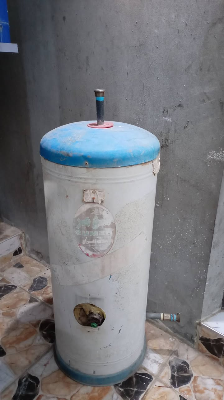 السلام عليكم اخوان غراض للبيع گيزر مع اوفن سعر الگيزر ٥٠ وبي مجال وال اوفن حجم صغير سعر ٢٠ وبي مجال العنوان كركوك حي الأسرى الرقم *********** و يراسلني ويدلل
